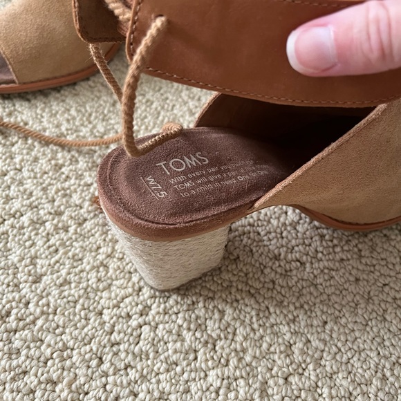 TOMS Seville sandal in Honey Suede - Picture 2 of 7